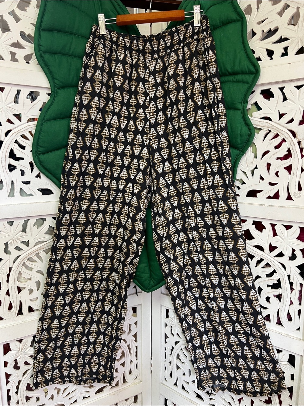 Paradise now Hebrew cone shell mahina print flowy pants. Size M. Black/Brown